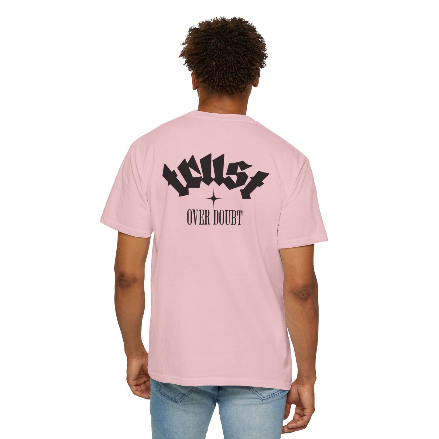 T-shirt streetwear unisexe « Trust Over Doubt »