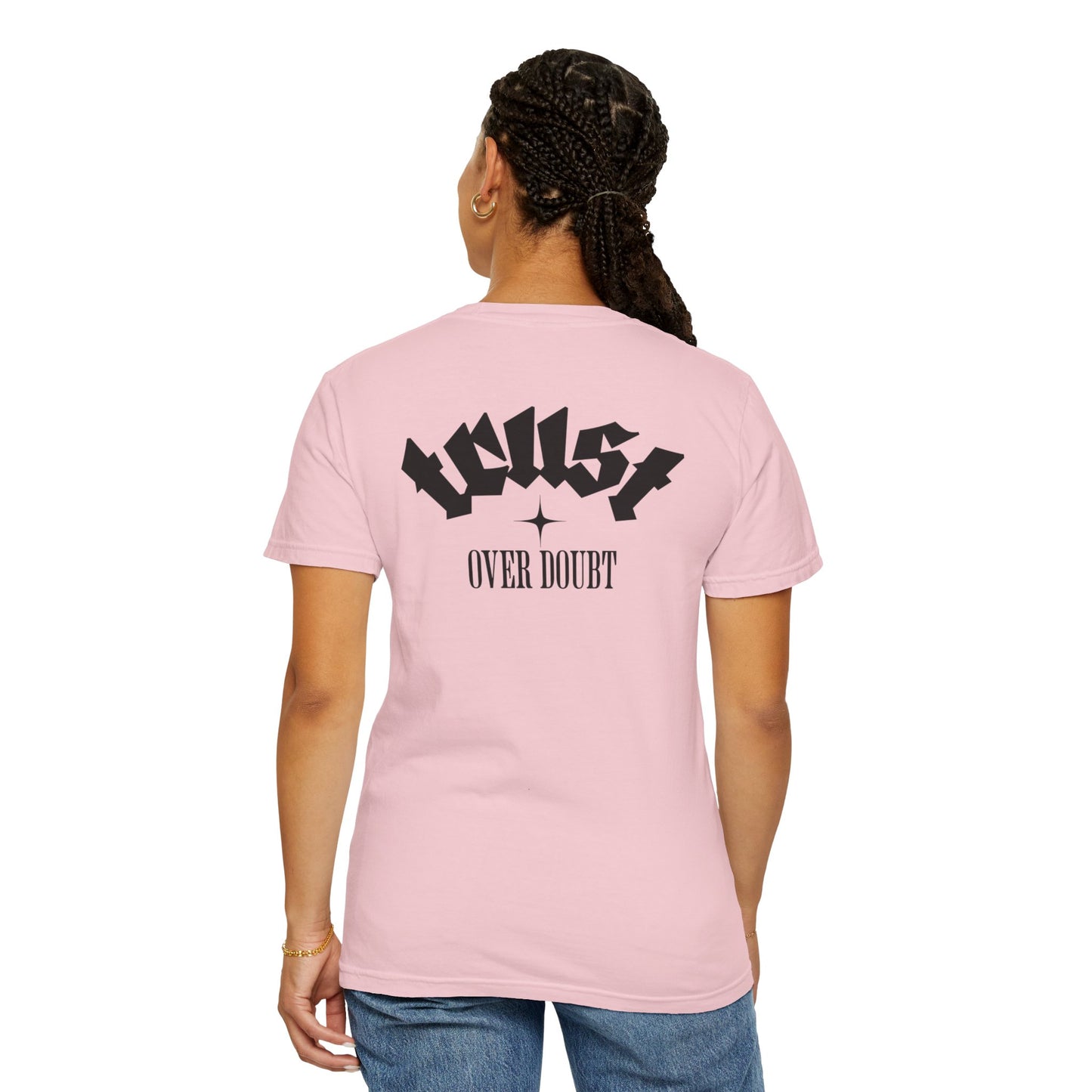 T-shirt streetwear unisexe « Trust Over Doubt »