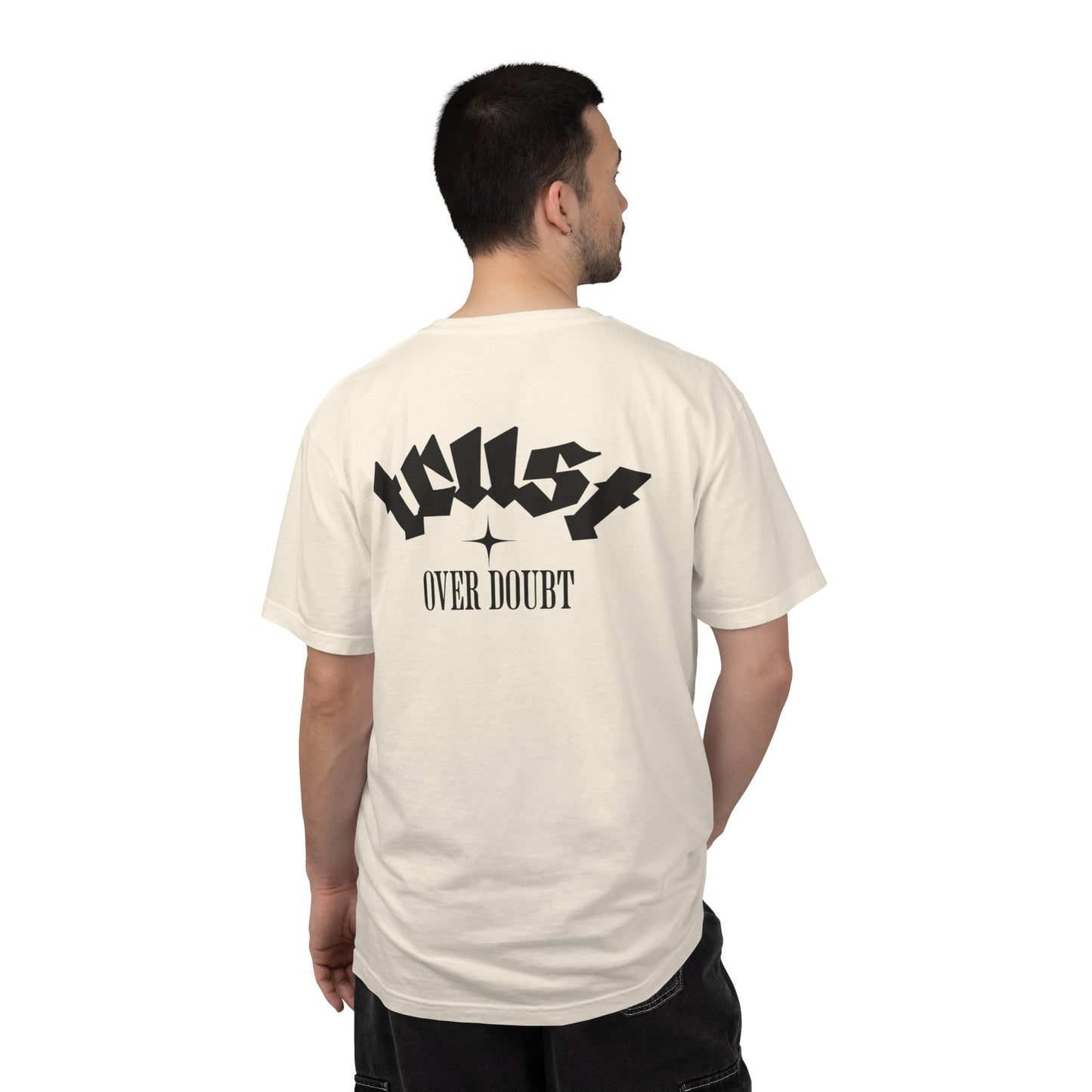 T-shirt streetwear unisexe « Trust Over Doubt »