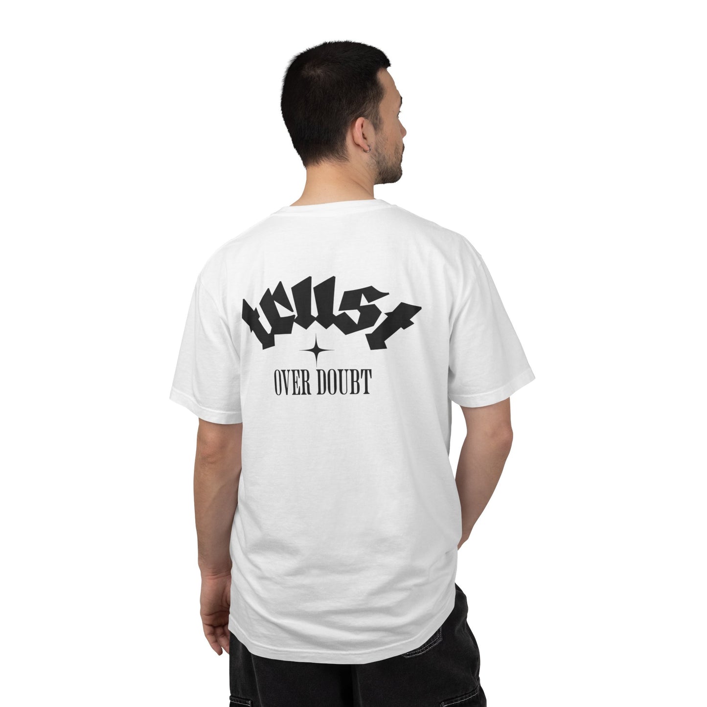 T-shirt streetwear unisexe « Trust Over Doubt »